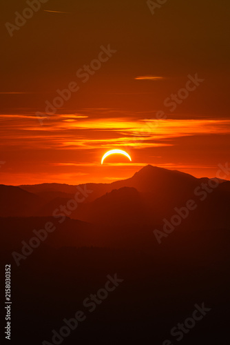 Cuadro en lienzo Partielle Sonnenfinsternis Österreich 2026 - partial solar eclipse