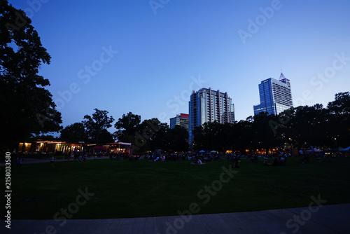 Foto People enjoying an evening concert at Moore Square in downtown Raleigh, North Ca