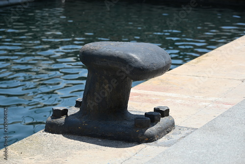 Foto Close Up of Cast Iron Mooring Bollards at a Seaport