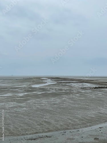Fotografía An der Nordseeküste in Büsum ist an diesem Vormittag Ebbe