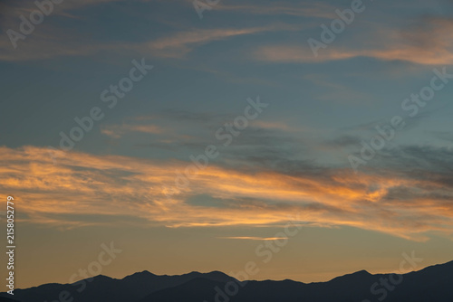Fotografie 日没後の北アルプスと茜色に染まる薄雲の夕景