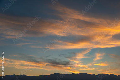 Fotografie 日没後の北アルプスと茜色に染まる薄雲の夕景