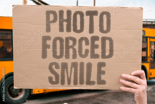 Cuadro en lienzo "Photo Forced Smile" The captured moment is a monument to fakeness