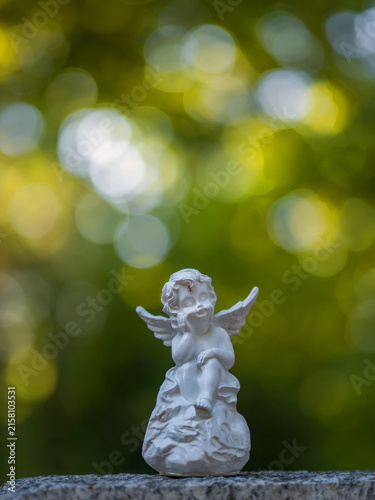 Canvastavla Details bei Gegenlicht im Park Friedhof im August mit Engelsfiguren