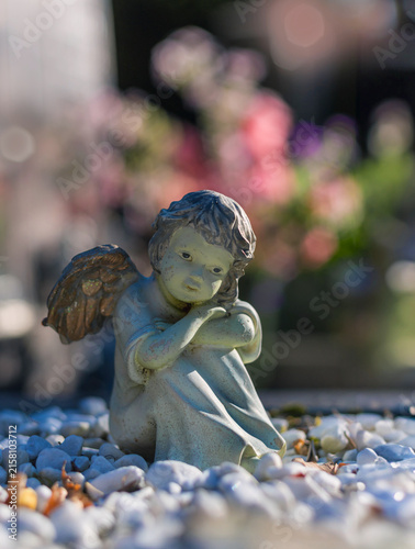 Принти на полотні Details bei Gegenlicht im Park Friedhof im August mit Engelsfiguren