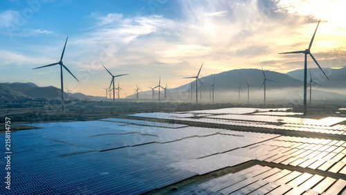 Fotografía Aerial landscape view of hybrid renewable energy power plant featuring expansive