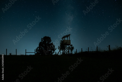 Foto A night sky filled with stars with a Perseid night meteor in the background and