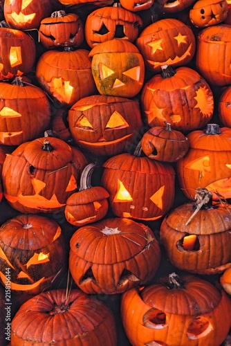 Cuadro en lienzo Collection of Carved Jack-O'-Lantern Pumpkins Glowing for Halloween