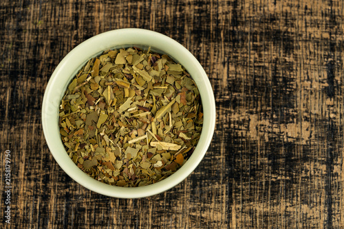 Foto Mate tea in a bowl on a wooden surface