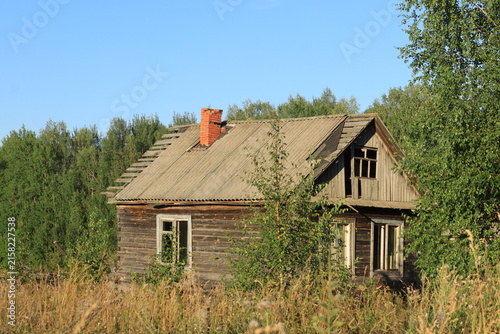 Foto Abandoned, uninhabited houses in old villages from the time of collective farms and collectivization in the Soviet Union