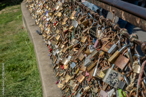 фотографія Thousands of love locks cadenas d'amour covering metal surfaces on Montmartre's