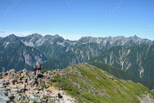 常念岳山頂から見た槍・穂高岳連邦