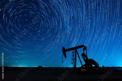 фотографія Star trails over Texas oil field