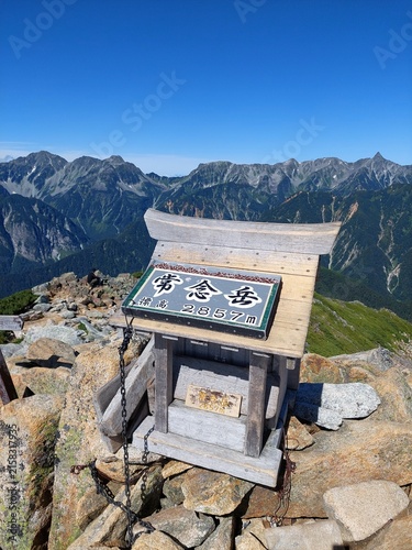 常念岳山頂の祠