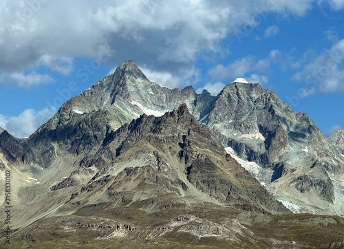 Picturesque mountain peaks above the Alpine valley of Mattertal and the tourist resort of Zermatt in Switzerland - Malerische Berggipfel über dem Alpental Mattertal und dem Ferienort Zermatt, Schweiz