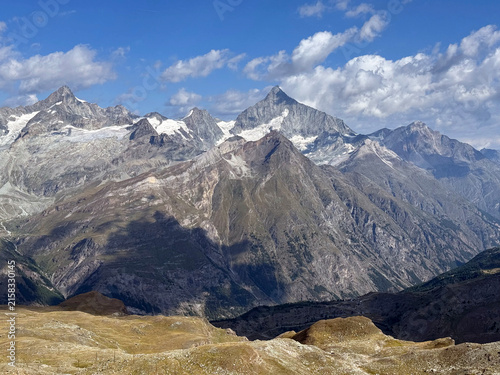 Picturesque mountain peaks above the Alpine valley of Mattertal and the tourist resort of Zermatt in Switzerland - Malerische Berggipfel über dem Alpental Mattertal und dem Ferienort Zermatt, Schweiz