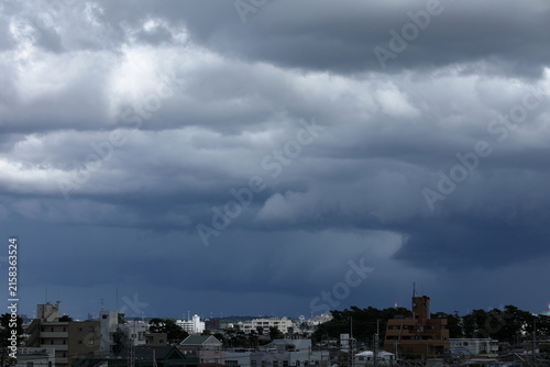 日本の夏の風景 天気急変の空 雨雲が目前に迫る都市風景 / Summer cityscape with approaching rain clouds during sudden weather changes in Japan