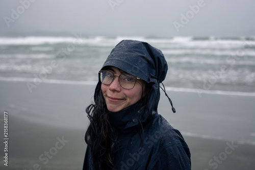 Cuadro en lienzo Walking the beach on a windy cold day