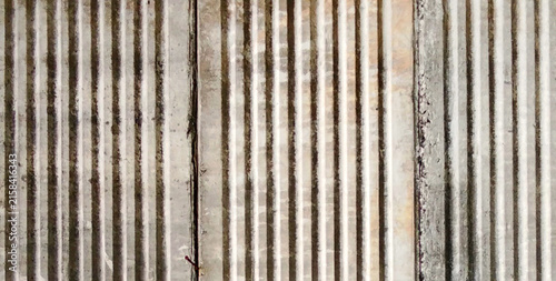 Bild auf Leinwand Weathered Vertical Fluted Concrete Panels with Rust Stain