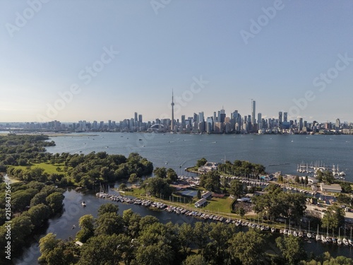 Foto Panoramic drone shot capturing the dense lush forests of the Toronto Islands con