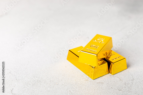 Fotografie Gold bars, gold nuggets and US dollar banknotes