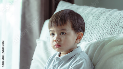 фотографія Cute Young Boy Playing Happily with Balloons During an Indoor Family Celebration