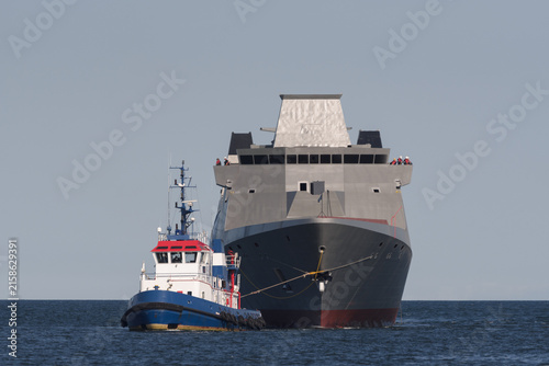 
SHIPBUILDING INDUSTRY - The multipurpose frigate after being launched, returns to the shipyard accompanied by tugboat