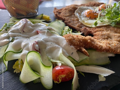 Wiener Schnitzel vom Kalb mit Spiegelei, frischem Salat und knusprigen Pommes frites. Klassisches Restaurantgericht, österreichische Küche, Hausmannskost und authentische Food-Fotografie.