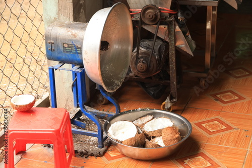 Máquina tradicional para rallar coco en Vietnam