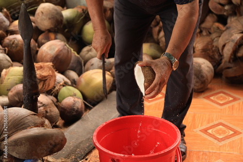 Hombre abriendo un coco fresco en Vietnam