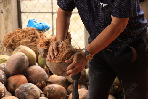 Hombre abriendo un coco fresco en Vietnam