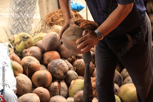 Hombre abriendo un coco fresco en Vietnam