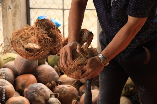 Hombre abriendo un coco fresco en Vietnam