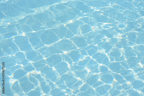 TEXTURE ACQUATICA CRISTALLINA, RIFLESSI DI LUCE SUL FONDO DI UNA PISCINA AZZURRA