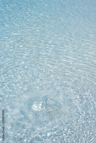 TEXTURE ACQUATICA CRISTALLINA, RIFLESSI DI LUCE SUL FONDO DI UNA PISCINA AZZURRA