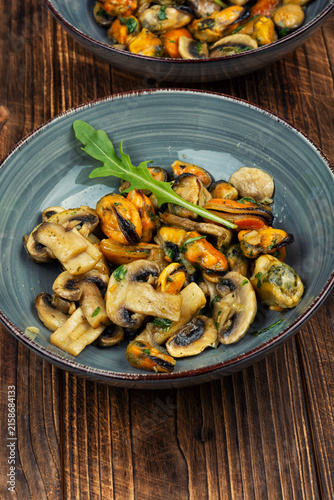 Warm Salad with Mushrooms and Large Mussels.
