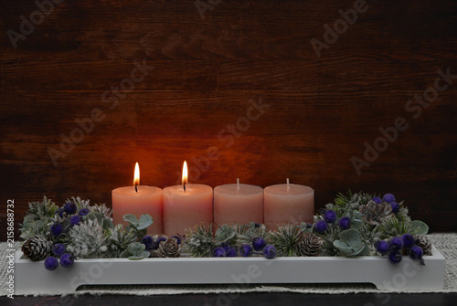 Zweiter Advent: Dekoratives Adventsgesteck mit rosa Kerzen, Eukalyptuszweigen und Beeren.