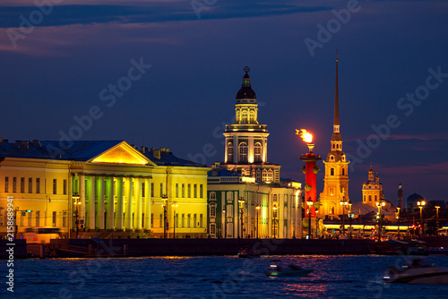 Foto The Kunstkamera, the burning Rostral Columns and the Peter and Paul Cathedral