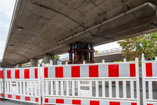 Foto Sicherheitsmaßnahmen an der maroden Brücke Budapester Straße in Dresden wegen Einsturzgefahr mit temporären Stützen und Bauabsperrung am 16