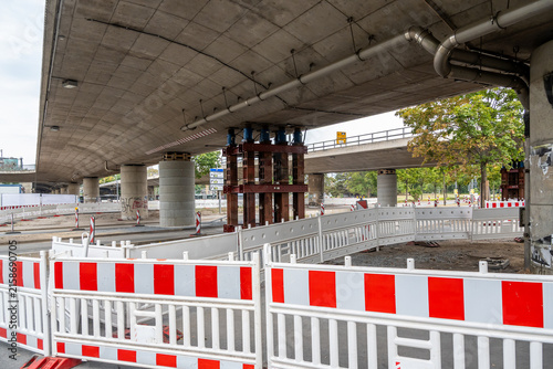 Photography Sicherung der maroden Brücke Budapester Straße in Dresden wegen akuter Einsturzgefahr mit schweren Metallstützen und Bauzaun im Sommer 2026