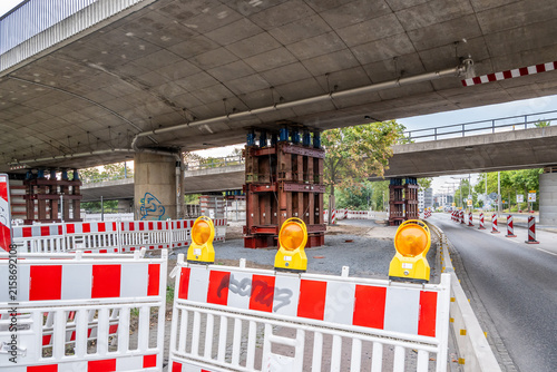 Obraz na płótnie Stützkonstruktion unter der maroden Brücke Budapester Straße in Dresden wegen akuter Einsturzgefahr im August 2026