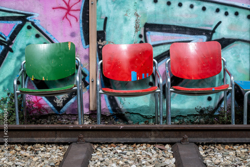 rote und grüne Stühle vor rot-grüner Wand