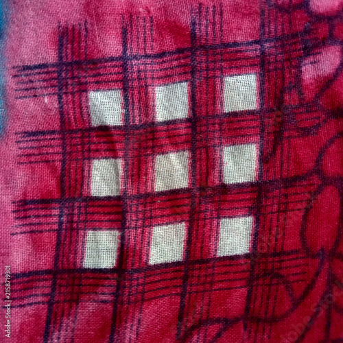 фотографія Red and white checkered fabric texture with a woven grid pattern