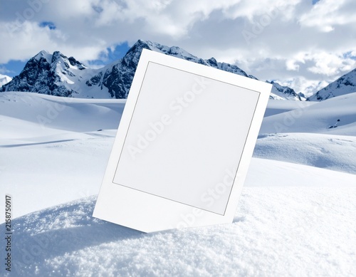 Photo Polaroid vide, avec espace texte, contexte hivernal