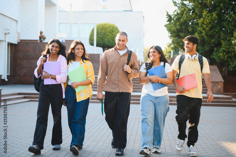 Obraz premium Indian students walking on university campus, studying together