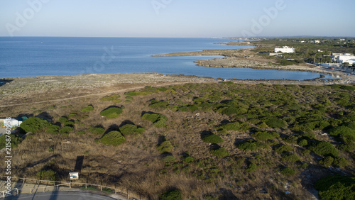 PANORAMA COSTIERO DEL SALENTO DALL ALTO, MACCHIA MEDITERRANEA E MARE CRISTALLINO A PORTO CESAREO
