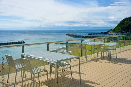 綺麗な海と海を見渡せるオシャレなテラス