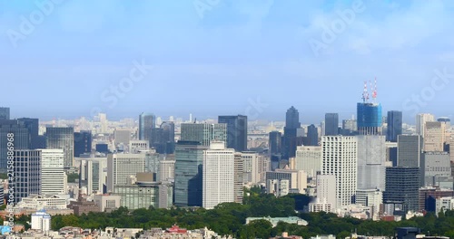 東京都庁展望室から望むビル群と街の景色