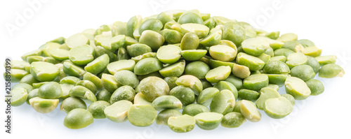 Foto Pile of split peas or halves of green dry peas isolated on white background