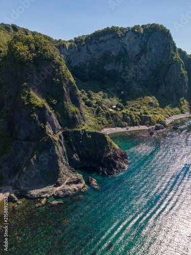 北海道、小樽、オタモイ海岸、赤岩、空撮、海、青、風景、自然、海岸、観光地、岩、観光、断崖、旅行、景色、晴れ、空、絶景、青空、名所、日本、絶壁